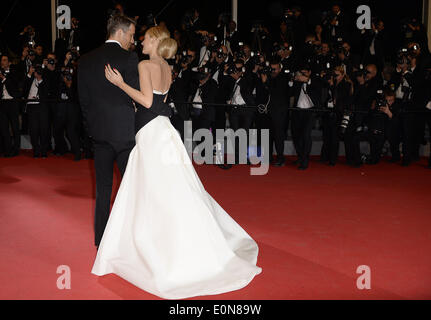 Cannes, France. 16 mai, 2014. L'actrice américaine Blake Lively et mari l'acteur canadien Ryan Reynolds arrivent pour la première de "captifs", ou les captifs, au cours de la 67e édition du Festival de Cannes à Cannes, France, le 16 mai 2014. Le cinéaste canadien Atom Egoyan le vendredi a offert son dernier film 'captifs' à la 67ème Festival du Film de Cannes de concourir pour la Palme d'Or pour le meilleur film. Credit : Ye Pingfan/Xinhua/Alamy Live News Banque D'Images