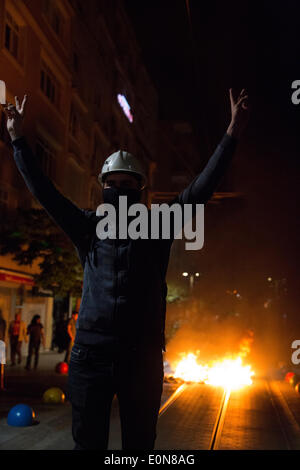 Istanbul, Turquie. 16 mai 2014. -- Pour le troisième jour de Soma de protestations, des groupes se réunissent à Kadikoy, le 16 mai 2014 de tenir une veillée aux chandelles pour la mort de mineurs dans l'explosion de Soma. Commence comme un rassemblement pacifique, mais à la suite de la sit-in silencieux d'affrontements avec la police font éruption. Photo par Bikem Ekberzade/Alamy Live News Banque D'Images