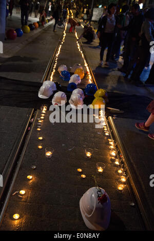 Istanbul, Turquie. 16 mai 2014. -- Pour le troisième jour de Soma de protestations, des groupes se réunissent à Kadikoy, le 16 mai 2014 de tenir une veillée aux chandelles pour la mort de mineurs dans l'explosion de Soma. Commence comme un rassemblement pacifique, mais à la suite de la sit-in silencieux d'affrontements avec la police font éruption. Photo par Bikem Ekberzade/Alamy Live News Banque D'Images