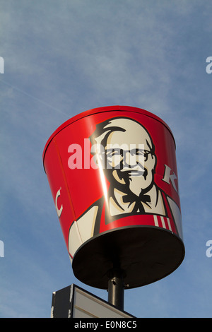 Poulet frit Kentucky colonel Sanders logo signe contre un ciel bleu Banque D'Images