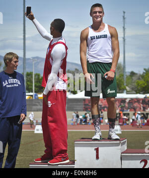 Albuquerque, Nouveau Mexique, USA. 16 mai, 2014. 051614.Rio Rancho's Matthew Jackson, droite, prend le podium après avoir remporté le saut en longueur au cours de la voie de l'État du Nouveau Mexique et de terrain se réunissent, le vendredi 16 mai 2014, à l'Université du Nouveau Mexique à Albuquerque, N.M. voie Aussi sur le podium est la Sandia Jordanie Jones, deuxième à gauche, et la Cueva's Stephen Criel. © Marla Brose/Albuquerque Journal/ZUMAPRESS.com/Alamy Live News Banque D'Images