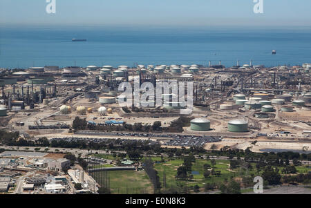 El Segundo, Californie, USA. 15 mai, 2014. La grande raffinerie de Chevron El Segundo est vu de l'air avec l'océan Pacifique à l'arrière-plan. La raffinerie de pétrole a été connu dans le sud de la baie de Los Angeles depuis 1911. © John Schreiber/ZUMAPRESS.com/Alamy Live News Banque D'Images