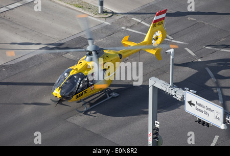 L'ÖAMTC Rettungshubschrauber im Einsatz - hélicoptère de sauvetage ÖAMTC Banque D'Images