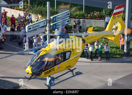 L'ÖAMTC Rettungshubschrauber im Einsatz - hélicoptère de sauvetage ÖAMTC Banque D'Images