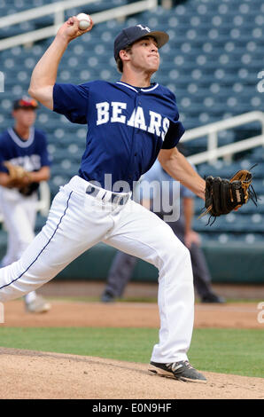 Albuquerque, NM, USA. 16 mai, 2014. La Cueva pitcher's # 3 Alex Howard emplacements un jeu gagnant contre Carlsbad pour passer à la finale de l'état 5A tournoi. Le jeudi 15 mai 2014. © Jim Thompson/Albuquerque Journal/ZUMAPRESS.com/Alamy Live News Banque D'Images