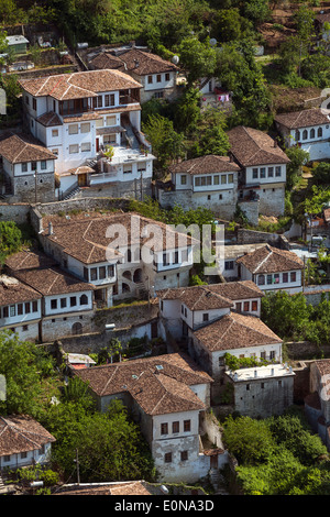 Période Ottomane, maisons de quartier Gorica comme vu du château, la ville de Berat, Albanie Banque D'Images