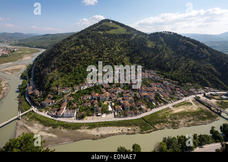 Période Ottomane, maisons de quartier Gorica comme vu du château, la ville de Berat, Albanie Banque D'Images