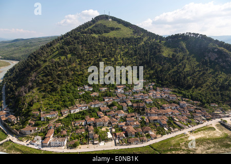 Période Ottomane, maisons de quartier Gorica comme vu du château, la ville de Berat, Albanie Banque D'Images