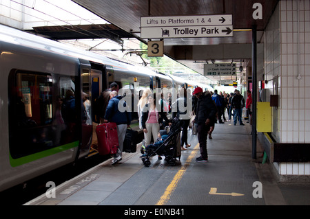Passagers monter sur un London Midland train à la gare de Coventry, West Midlands, England, UK Banque D'Images