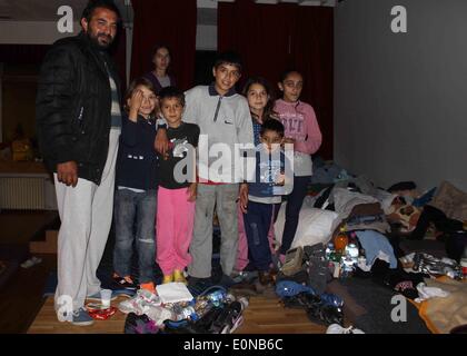 Belgrade, Serbie. 16 mai, 2014. Sasa Mitrovic, Slavica Djukic et leurs six enfants qui sont évacués de la ville inondée d'Obrenovac, prendre refuge dans une salle de théâtre du Centre sportif et culturel Sumice à Belgrade, en Serbie, le 16 mai 2014. État d'urgence a été déclaré en Serbie le 15 mai après de fortes pluies ont commencé à élever les niveaux d'eau et les déversements d'eau sur leurs rives. © Nemanja Cabric/Xinhua/Alamy Live News Banque D'Images