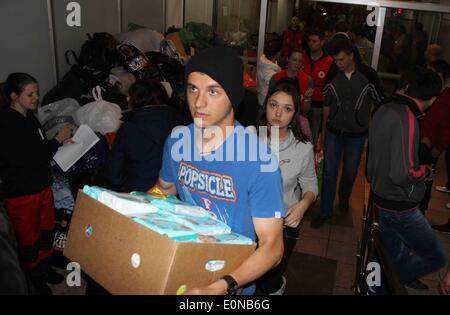 Belgrade. 16 mai, 2014. Les bénévoles aident les personnes évacuées dans Sumice Centre sportif et culturel de Belgrade, Serbie le 16 mai 2014. État d'urgence a été déclaré en Serbie le 15 mai après de fortes pluies ont commencé à élever les niveaux d'eau et les déversements d'eau sur leurs rives. © Nemanja Cabric/Xinhua/Alamy Live News Banque D'Images