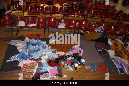 Belgrade. 16 mai, 2014. Personnes évacuées de la ville inondée d'Obrenovac dormir sur le plancher de la salle de théâtre du Centre sportif et culturel Sumice à Belgrade, Serbie le 16 mai 2014. État d'urgence a été déclaré en Serbie le 15 mai après de fortes pluies ont commencé à élever les niveaux d'eau et les déversements d'eau sur leurs rives. © Nemanja Cabric/Xinhua/Alamy Live News Banque D'Images