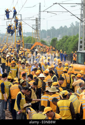 Zhengzhou, Chine, province de Henan. 16 mai, 2014. Les personnes travaillent sur le site de construction d'un nouveau pont sur le Fleuve Jaune à Zhengzhou, capitale de la province du Henan en Chine centrale, le 16 mai 2014. Les quatre premières voies pont ferroviaire sur le fleuve Jaune, le deuxième plus long de Chine, a été mis en service le vendredi, en remplacement d'une construction à deux voies qui avait été en service depuis 1960. Deux lignes du 2 200 mètres de long pont de chemin de fer Beijing-Guangzhou sont pour alors que les deux autres sont pour les trains interurbains entre Zhengzhou et Jiaozuo, une ville dans le Henan. © Wang Song/Xinhua/Alamy Live News Banque D'Images