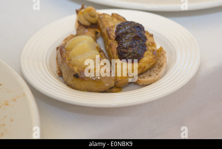 Placer le foie gras grillé chaud sur des tranches de pain Banque D'Images