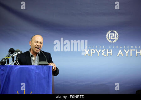 Thessalonique, Grèce. 16 mai 2014. Les administrateurs d'Aube dorée Antonis Gregos parle sur le podium. Aube dorée candidats aux élections municipales et aux élections du Parlement européen traite de partisans à Thessalonique, en Grèce le 16 mai 2014. Le dimanche 18 Mai sera le premier tour des élections municipales. Credit : Konstantinos Tsakalidis/Alamy Live News Banque D'Images