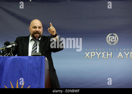 Thessalonique, Grèce. 16 mai 2014. Aube dorée de sous-préfecture de l'Attique et Ilias Panagiotaros candidat parle sur le podium. Aube dorée candidats aux élections municipales et aux élections du Parlement européen traite de partisans à Thessalonique, en Grèce le 16 mai 2014. Le dimanche 18 Mai sera le premier tour des élections municipales. Credit : Konstantinos Tsakalidis/Alamy Live News Banque D'Images