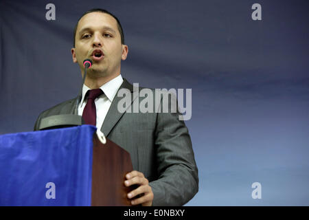 Thessalonique, Grèce. 16 mai 2014. Les administrateurs d'Aube dorée et le maire d'Athènes Ilias Kasidiaris candidat parle sur le podium. Aube dorée candidats aux élections municipales et aux élections du Parlement européen traite de partisans à Thessalonique, en Grèce le 16 mai 2014. Le dimanche 18 Mai sera le premier tour des élections municipales. Credit : Konstantinos Tsakalidis/Alamy Live News Banque D'Images