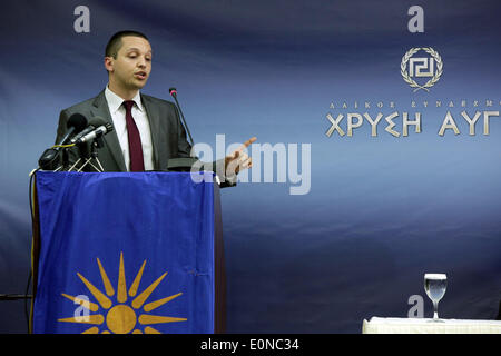 Thessalonique, Grèce. 16 mai 2014. Les administrateurs d'Aube dorée et le maire d'Athènes Ilias Kasidiaris candidat parle sur le podium. Aube dorée candidats aux élections municipales et aux élections du Parlement européen traite de partisans à Thessalonique, en Grèce le 16 mai 2014. Le dimanche 18 Mai sera le premier tour des élections municipales. Credit : Konstantinos Tsakalidis/Alamy Live News Banque D'Images