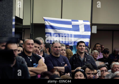 Thessalonique, Grèce. 16 mai 2014. Aube dorée candidats aux élections municipales et aux élections du Parlement européen traite de partisans à Thessalonique, en Grèce le 16 mai 2014. Le dimanche 18 Mai sera le premier tour des élections municipales. Credit : Konstantinos Tsakalidis/Alamy Live News Banque D'Images