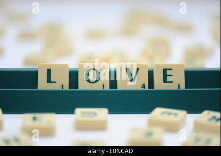 Les tuiles de SCRABBLE lire l'amour paroles Banque D'Images