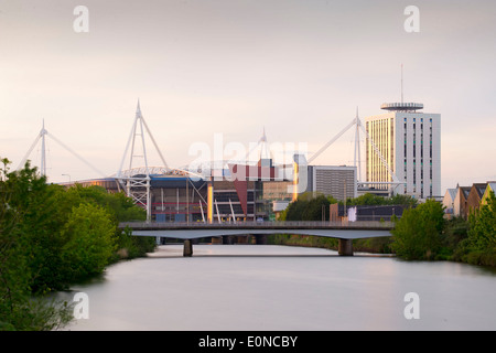 Le centre-ville de Cardiff au coucher du soleil montrant la rivière Taff et Millennium Stadium. Banque D'Images