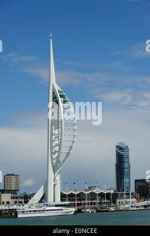 La tour Spinnaker, surplombant le port de Portsmouth. Un 170-mètres (560 ft) Landmark Tower à Portsmouth, Angleterre, inspirée d'une voile reflétant l'histoire maritime de Portsmouth. Banque D'Images