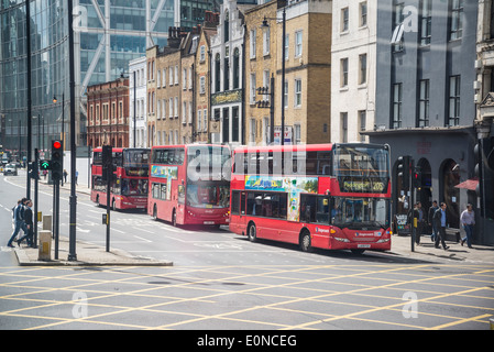 Des autobus sur Liverpool Street, East London, UK Banque D'Images