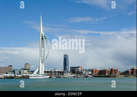 La tour Spinnaker, surplombant le port de Portsmouth. Un 170-mètres (560 ft) Landmark Tower à Portsmouth, Angleterre, inspirée d'une voile reflétant l'histoire maritime de Portsmouth. Banque D'Images