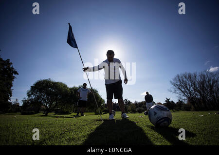 Buenos Aires, Argentine. 16 mai, 2014. Un FootGolf joueur ajuste un drapeau dans un trou lors d'un tournoi de golf dans un domaine de Tigre, 35 kilomètres de Buenos Aires, capitale de l'Argentine, le 16 mai 2014. FootGolf est un sport généralement joué sur un parcours de golf, où les joueurs de football d'un coup de pied dans un trou avec le moins de coups possible. © Martin Zabala/Xinhua/Alamy Live News Banque D'Images