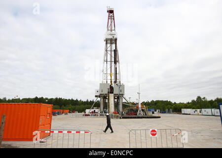 Milowo, Pologne 17 avril, mai 2014 l'PGNiG SA La société a commencé à nouveau à la recherche de gaz de schiste dans Milowo dans le nord de la Pologne (Kartuzy la concession). Le processus de forage prendra 2 mois et est prévu à 3800 mètres de profondeur. Credit : Michal Fludra/Alamy Live News Banque D'Images