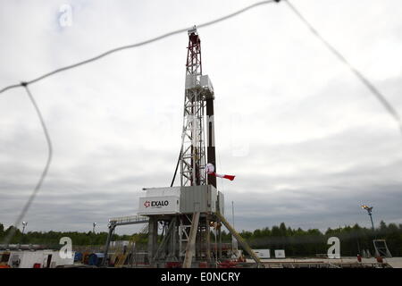 Milowo, Pologne 17 avril, mai 2014 l'PGNiG SA La société a commencé à nouveau à la recherche de gaz de schiste dans Milowo dans le nord de la Pologne (Kartuzy la concession). Le processus de forage prendra 2 mois et est prévu à 3800 mètres de profondeur. Credit : Michal Fludra/Alamy Live News Banque D'Images