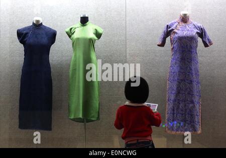 Nanjing, Jiangsu Province de la Chine. 17 mai, 2014. Une jeune fille cheongsams vues, un Chinois traditionnel chic femmes également connu sous le nom de Qipao, lors d'une exposition au musée de Nanjing, à Nanjing, capitale de la province de Jiangsu, Chine orientale, le 17 mai 2014. © Wang Xin/Xinhua/Alamy Live News Banque D'Images