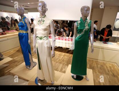 Nanjing, Jiangsu Province de la Chine. 17 mai, 2014. Les cheongsams, un Chinois traditionnel chic femmes également connu sous le nom de Qipao, lors d'une exposition au musée de Nanjing, à Nanjing, capitale de la province de Jiangsu, Chine orientale, le 17 mai 2014. © Wang Xin/Xinhua/Alamy Live News Banque D'Images