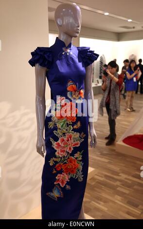 Nanjing, Jiangsu Province de la Chine. 17 mai, 2014. Un traditionnel chinois, cheongsam femmes élégant également connu sous le nom de Qipao, s'affiche à la musée de Nanjing, à Nanjing, capitale de la province de Jiangsu, Chine orientale, le 17 mai 2014. © Wang Xin/Xinhua/Alamy Live News Banque D'Images