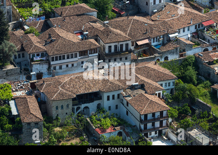 Période Ottomane, maisons de quartier Gorica comme vu du château, la ville de Berat, Albanie Banque D'Images