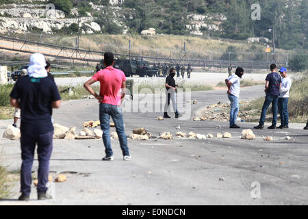 Ramallah, Palestine. 16 mai, 2014. Ramallah, Cisjordanie, territoire palestinien le 16 mai 2014 : Des manifestants palestiniens au cours d'affrontements à l'extérieur de la prison d'Ofer israélienne-run, près de la ville de Ramallah, en Cisjordanie, le 16 mai 2014. un jour après que deux Palestiniens ont été tués par les forces israéliennes au cours d'affrontements à l'extérieur de la prison d'Ofer run-israélienne après une protestation à l'occasion de ''Nakba'' ou ''catastrophe'' de l'état juif de sa création. © Museitef NurPhoto Abdalkarim //ZUMAPRESS.com/Alamy Live News Banque D'Images