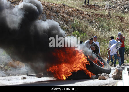 Ramallah, Palestine. 16 mai, 2014. Ramallah, Cisjordanie, territoire palestinien le 16 mai 2014 : Des manifestants palestiniens au cours d'affrontements à l'extérieur de la prison d'Ofer israélienne-run, près de la ville de Ramallah, en Cisjordanie, le 16 mai 2014. un jour après que deux Palestiniens ont été tués par les forces israéliennes au cours d'affrontements à l'extérieur de la prison d'Ofer run-israélienne après une protestation à l'occasion de ''Nakba'' ou ''catastrophe'' de l'état juif de sa création. © Museitef NurPhoto Abdalkarim //ZUMAPRESS.com/Alamy Live News Banque D'Images