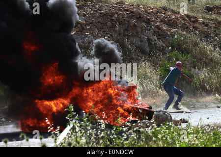 Ramallah, Palestine. 16 mai, 2014. Ramallah, Cisjordanie, territoire palestinien le 16 mai 2014 : manifestant palestinien au cours d'affrontements à l'extérieur de la prison d'Ofer israélienne-run, près de la ville de Ramallah, en Cisjordanie, le 16 mai 2014. un jour après que deux Palestiniens ont été tués par les forces israéliennes au cours d'affrontements à l'extérieur de la prison d'Ofer run-israélienne après une protestation à l'occasion de ''Nakba'' ou ''catastrophe'' de l'état juif de sa création. © Museitef NurPhoto Abdalkarim //ZUMAPRESS.com/Alamy Live News Banque D'Images