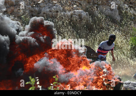 Ramallah, Palestine. 16 mai, 2014. Ramallah, Cisjordanie, territoire palestinien le 16 mai 2014 : manifestant palestinien au cours d'affrontements à l'extérieur de la prison d'Ofer israélienne-run, près de la ville de Ramallah, en Cisjordanie, le 16 mai 2014. un jour après que deux Palestiniens ont été tués par les forces israéliennes au cours d'affrontements à l'extérieur de la prison d'Ofer run-israélienne après une protestation à l'occasion de ''Nakba'' ou ''catastrophe'' de l'état juif de sa création. © Museitef NurPhoto Abdalkarim //ZUMAPRESS.com/Alamy Live News Banque D'Images