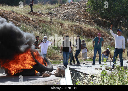 Ramallah, Palestine. 16 mai, 2014. Ramallah, Cisjordanie, territoire palestinien le 16 mai 2014 : Des manifestants palestiniens au cours d'affrontements à l'extérieur de la prison d'Ofer israélienne-run, près de la ville de Ramallah, en Cisjordanie, le 16 mai 2014. un jour après que deux Palestiniens ont été tués par les forces israéliennes au cours d'affrontements à l'extérieur de la prison d'Ofer run-israélienne après une protestation à l'occasion de ''Nakba'' ou ''catastrophe'' de l'état juif de sa création. © Museitef NurPhoto Abdalkarim //ZUMAPRESS.com/Alamy Live News Banque D'Images