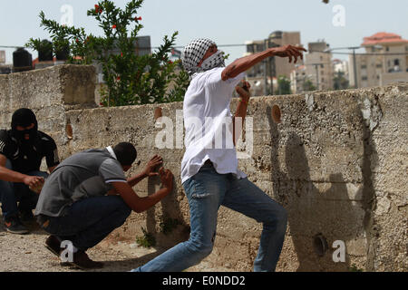 Ramallah, Palestine. 16 mai, 2014. Ramallah, Cisjordanie, territoire palestinien le 16 mai 2014 : Des manifestants palestiniens au cours d'affrontements à l'extérieur de la prison d'Ofer israélienne-run, près de la ville de Ramallah, en Cisjordanie, le 16 mai 2014. un jour après que deux Palestiniens ont été tués par les forces israéliennes au cours d'affrontements à l'extérieur de la prison d'Ofer run-israélienne après une protestation à l'occasion de ''Nakba'' ou ''catastrophe'' de l'état juif de sa création. © Museitef NurPhoto Abdalkarim //ZUMAPRESS.com/Alamy Live News Banque D'Images