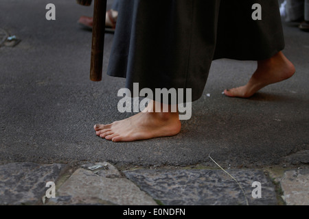 Le pénitent marche pieds nus au cours de la célébration d'un Dimanche de pâques procession palm dans l'île de Majorque, Espagne Banque D'Images