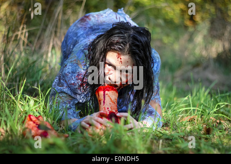 Un zombie se nourrit de sa dernière victime Banque D'Images