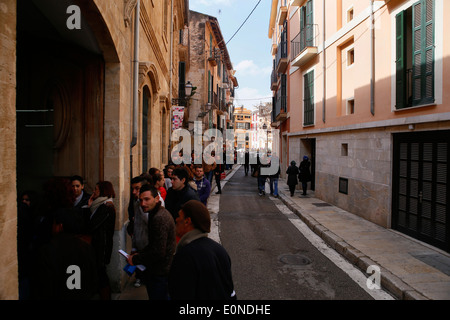 Les gens attendent à l'extérieur de l'entreprise qui offre 120 lieux temporaires dans l'île de Majorque, Espagne Banque D'Images