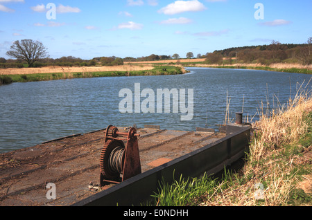 Un vieux ponton avec treuil sur l'usine extérieure à Ebridge Moulin, près de North Walsham, Norfolk, Angleterre, Royaume-Uni. Banque D'Images