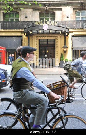 Somerset House, Londres, Royaume-Uni. 17 mai 2014. Le Tweed Run vélo commence à Londres. Crédit : Matthieu Chattle/Alamy Live News Banque D'Images