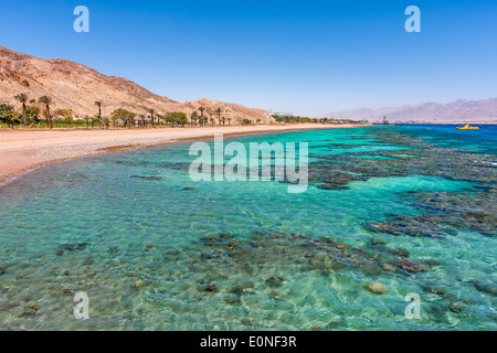 Eau marine et les coraux sous-marins le long de plage vide sur la célèbre station balnéaire d'Eilat sur la mer Rouge en Israël. Banque D'Images