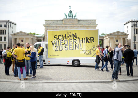 BVB fans célèbrent à la porte de Brandebourg à Berlin, Allemagne, 17 mai 2014. FC Bayern Munich Borussia Dortmund et vont jouer les uns les autres ce soir à la finale de la Coupe DFB. Photo : FEDERICO GAMBARINI/dpa Banque D'Images