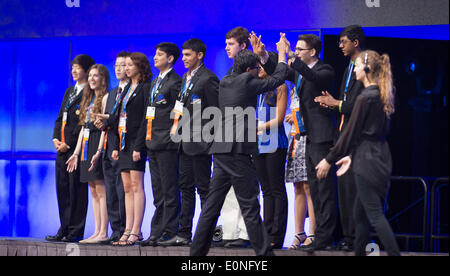 Los Angeles, USA. 16 mai, 2014. Célébrer les lauréats sur la scène au cours de la cérémonie de remise des prix de l'Intel International Science and Engineering Fair (Intel ISEF) à Los Angeles, États-Unis, le 16 mai 2014. Près de 1 800 des jeunes scientifiques les plus prometteurs du monde, des ingénieurs et des mathématiciens se sont réunis à Los Angeles du 11 mai au 16 mai pour participer à la plus grande science pré-universitaire, le concours 2014 de l'Intel International Science and Engineering Fair. © Yang Lei/Xinhua/Alamy Live News Banque D'Images