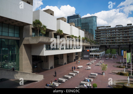 Barbican Arts Centre Terrasse du lac, ville de London, UK Banque D'Images